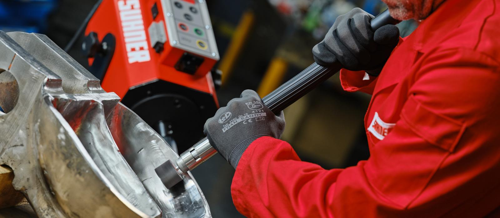 Bild på man som står och slipar